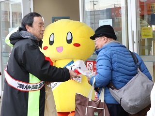 人権週間街頭啓発活動でチラシ配布をする市長