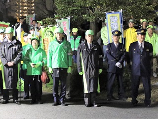 年末警戒パトロールに参加する市長