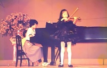 バイオリンを弾く7歳当時の水野紗希さん