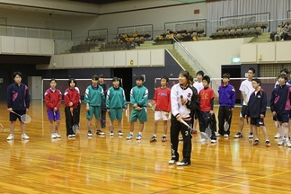 中学生にバドミントンを教える打田さん