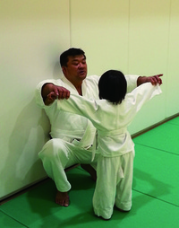 柔道教室で子どもに教える吉田さん