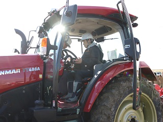 オートトラクターの乗る市長