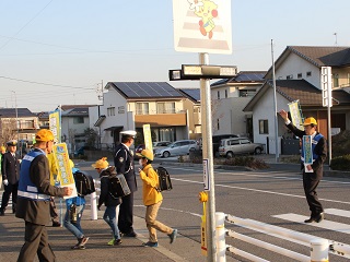児童と横断歩道を渡る市長