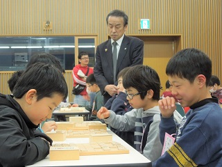 将棋大会を見学する市長