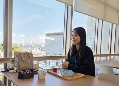 写真:同期とランチを楽しんでいる様子