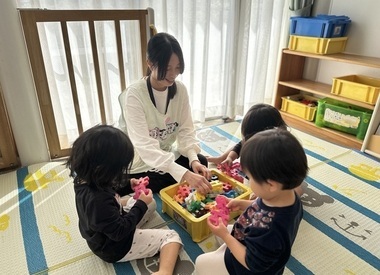 写真：こどもたちと一緒にブロックで遊んでいる様子