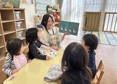 写真：こどもたちに絵本を読んでいる様子