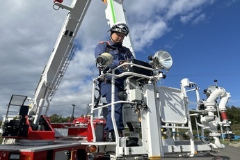 写真:クレーン車の作動確認中