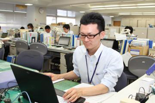 写真：デスク業務をしている藤田さん