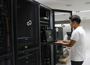 写真:サーバーの確認作業中