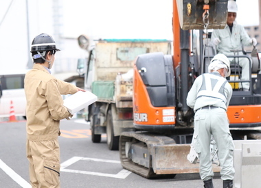 写真：現場作業の状況確認中の様子