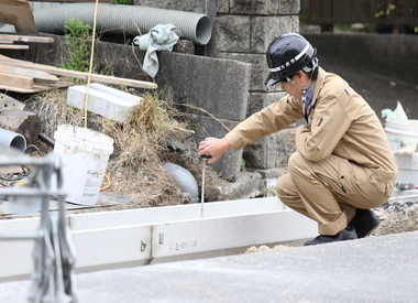 写真：現場で測量している様子