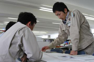 写真：打ち合わせをしている神田さん