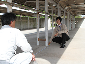 写真：業者の方と作業中の野田さん