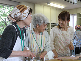 写真：いきいき教室の参加者と東村さん