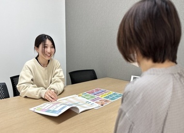 写真:相談業務中の様子