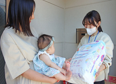 写真:8カ月赤ちゃん訪問の様子
