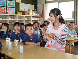 写真：子どもたちと小澤さん