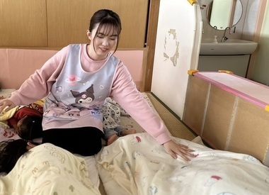 写真:お昼寝の寝かしつけの様子