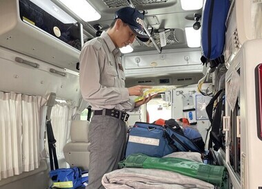 写真：救急車内の車両点検中の様子