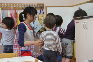 写真：子どもたちと永田さん