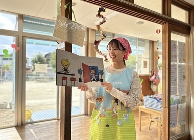 写真:こどもたちに絵本を読んでいる様子