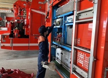 写真:消防車の車両点検の様子