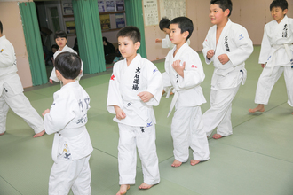 大石道場で練習する子どもたち