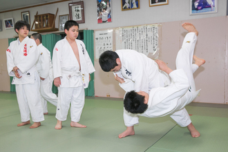 大石道場で練習する子どもたち