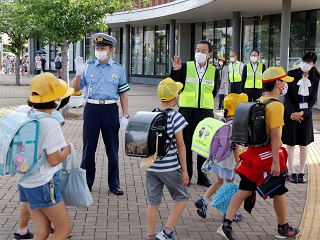 大東小学校正門で見守り活動をする市長