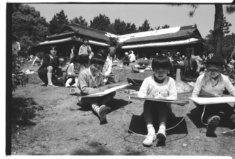 こどもが写生をする様子