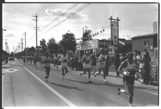 市内を走るマラソン参加者