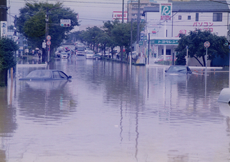 雨水に浸かる大府駅前