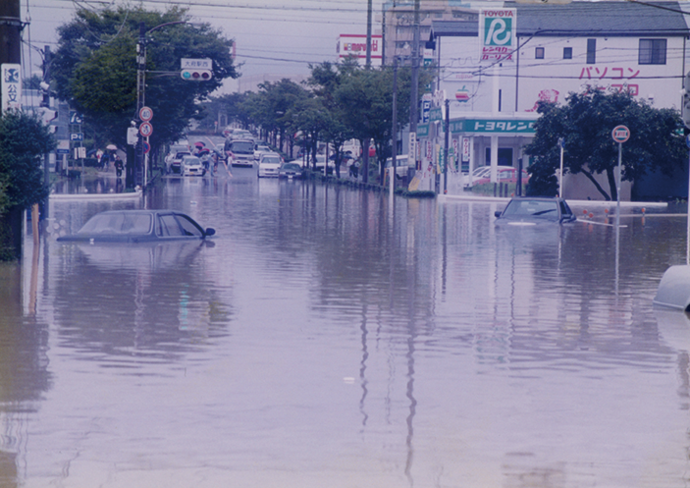 交差点で車が水没