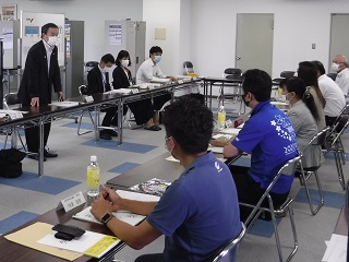 第1回大府市公共下水道事業経営検討委員会であいさつをする市長