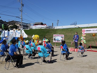 辰池公園のオープニングセレモニーであいさつをする市長