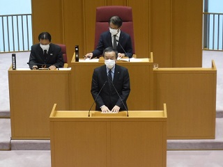 壇上で開会のあいさつを述べる市長