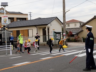 児童と共に「ぴかっとわたるくん」の操作手順を確認して横断歩道を渡る市長