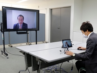 自宅からテレワークを活用し決裁を行う市長