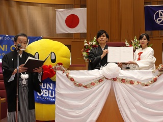 届け出挙式で司会を務める市長