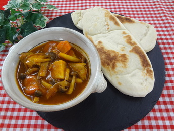 木の山芋入りナンとカレー