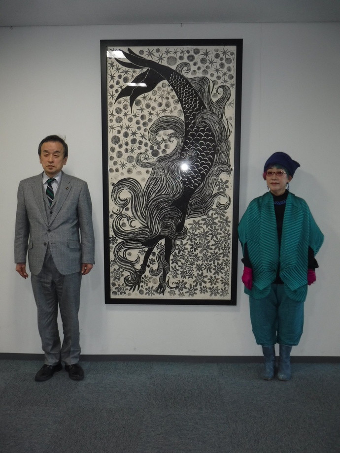 成田郷子さんの作品の前に立つ成田郷子さんと岡村市長の写真