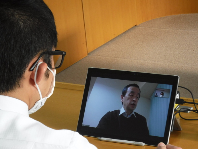 テレワークを行う市長
