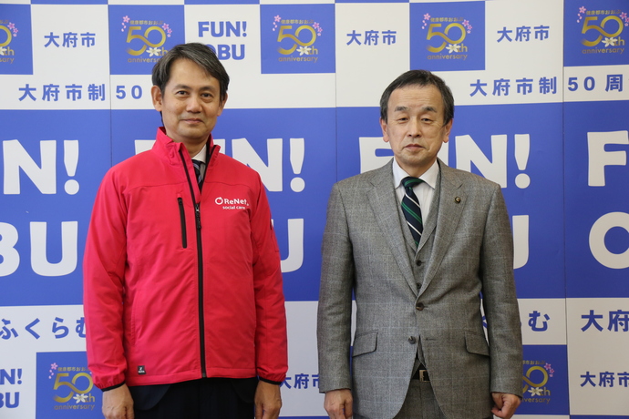 リネットジャパングループ株式会社代表取締役社長の黒田武志と岡村市長の写真