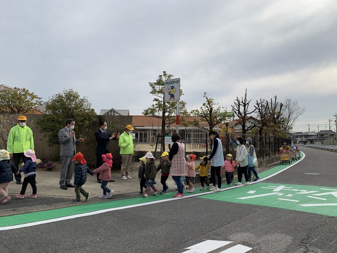 キッズゾーンを散歩する園児を見守る岡村市長ら