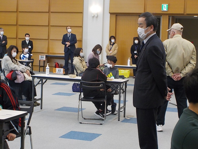 子ども将棋クラブ交流会で対局を見守る市長