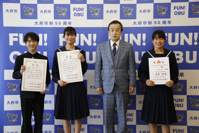 五十嵐大さん（写真左）と神谷琴音さん（写真左から二番目）と大矢佳奈さん（写真右）と岡村市長の写真