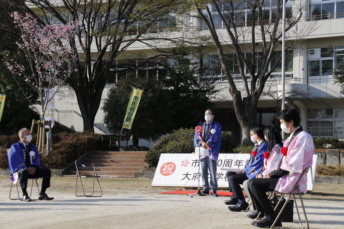 あいさつする岡村市長