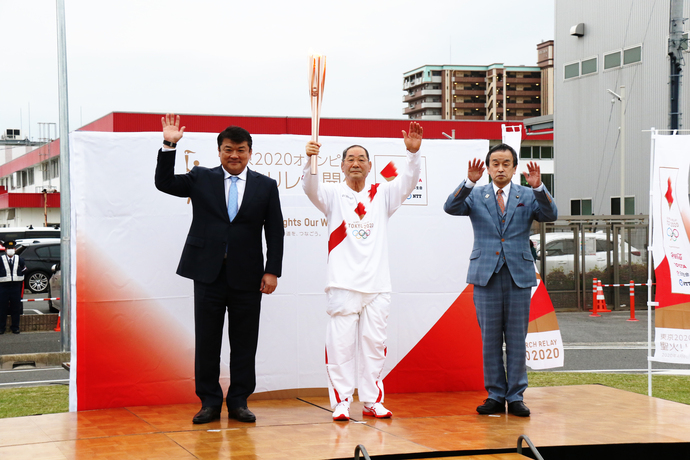 左から吉田秀彦さん、大石康さん、岡村市長