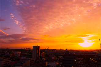 （17）市役所屋上から見た夕焼け